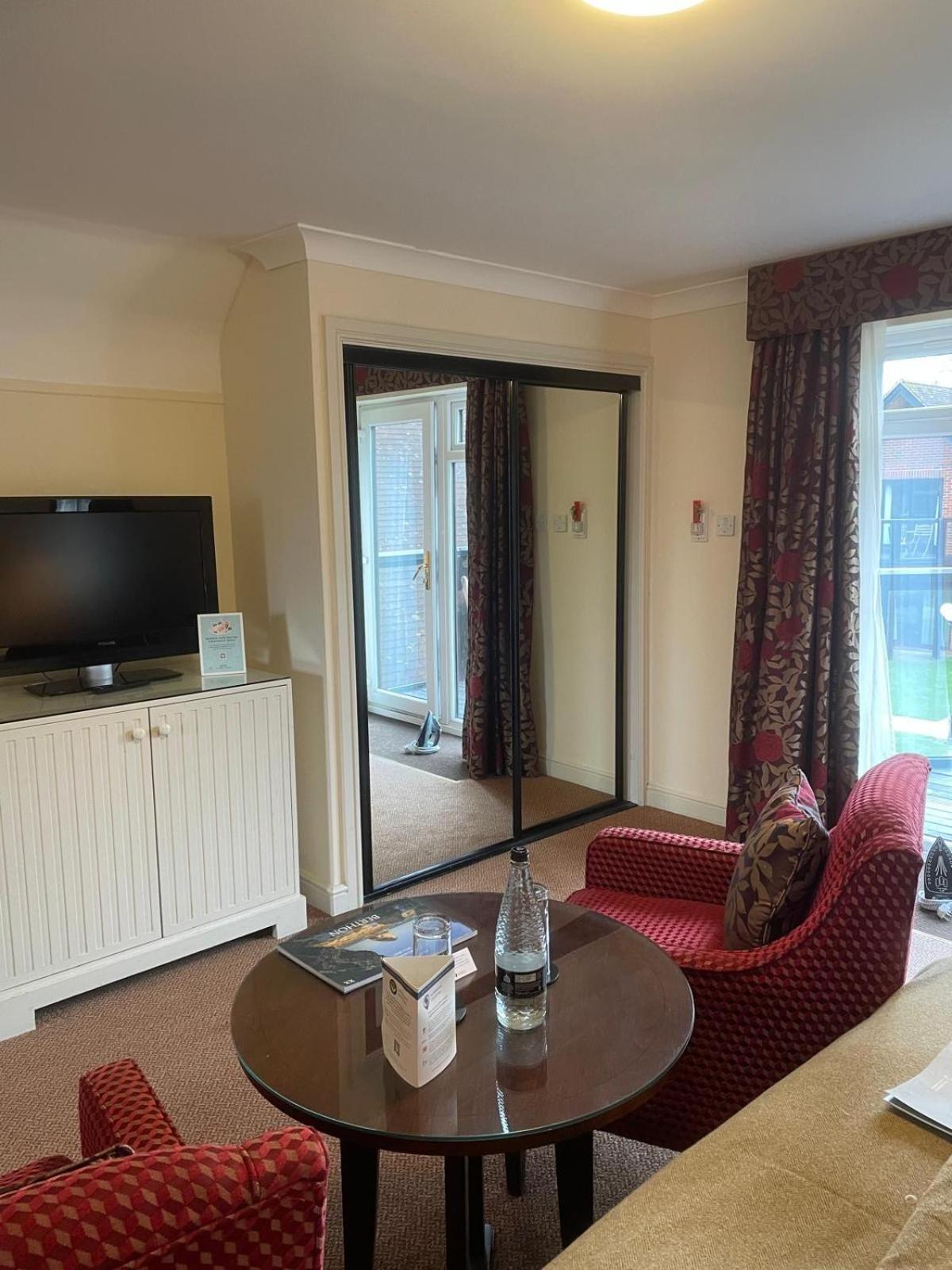 Macdonald Elmers Court Hotel Lymington Eksteriør billede